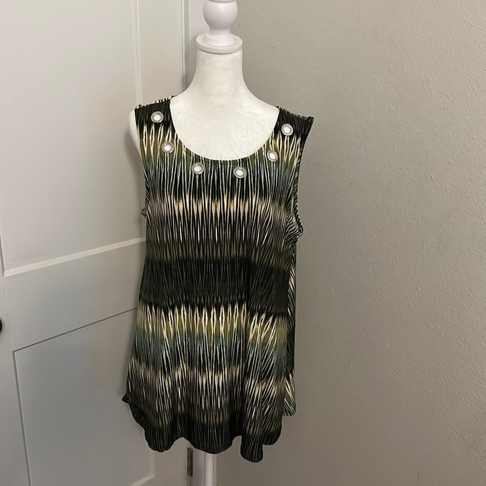 Multi color design tank top w/ silver hole buttons